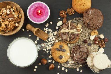 Karışık kurabiye ahşap masa üzerinde. Kahvaltıda ev yapımı kurabiyeler. Gıda hazırlama.