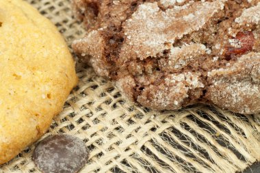 Karışık kurabiye ahşap masa üzerinde. Kahvaltıda ev yapımı kurabiyeler. Gıda hazırlama.