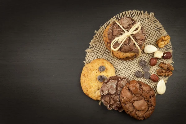 Karışık kurabiye ahşap masa üzerinde. Kahvaltıda ev yapımı kurabiyeler. Gıda hazırlama. — Stok fotoğraf