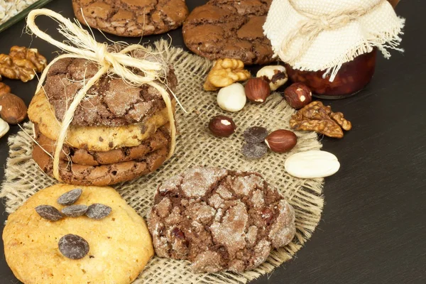 Biscuits mixtes sur table en bois. Biscuits faits maison pour le petit déjeuner. Préparation des aliments . — Photo