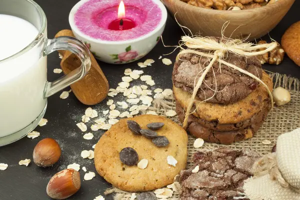 Galletas mixtas sobre mesa de madera. Galletas caseras para desayunar. Preparación alimentaria . —  Fotos de Stock