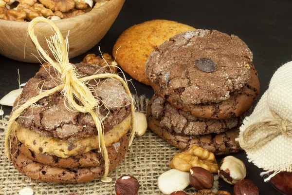 Galletas mixtas sobre mesa de madera. Galletas caseras para desayunar. Preparación alimentaria . —  Fotos de Stock