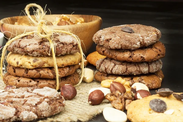 लाकडी टेबलवर मिश्र कुकीज. नाश्त्यासाठी घरगुती बिस्किटे. जेवणाची तयारी . — स्टॉक फोटो, इमेज