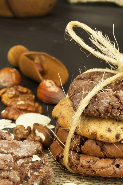 Biscuits mixtes sur table en bois. Biscuits faits maison pour le petit déjeuner. Préparation des aliments . — Photo