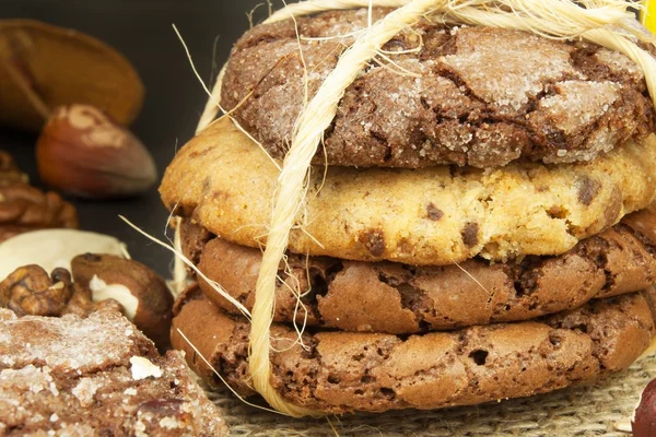 Biscuits mixtes sur table en bois. Biscuits faits maison pour le petit déjeuner. Préparation des aliments . — Photo