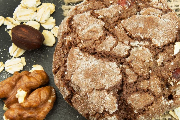 Gemengde Cookies op houten tafel. Zelfgemaakte koekjes voor het ontbijt. Voedselbereiding. — Stockfoto