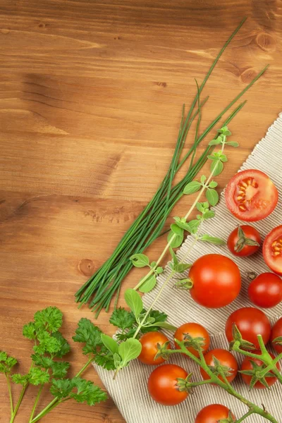 소박한 나무 배경에 신선한 체리 토마토. 부엌 테이블에 신선한 야채. 건강 보조 식품의 준비. — 스톡 사진