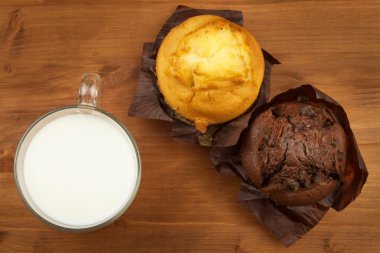 Kahvaltı için ödev kek. Tatlı abur cubur. Çikolata tatlı. Taze kek mutfak masasının üzerinde. Reklam tatlılar için.