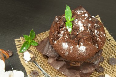 Kahvaltı için ödev kek. Tatlı abur cubur. Çikolata tatlı. Taze kek mutfak masasının üzerinde. Reklam tatlılar için.