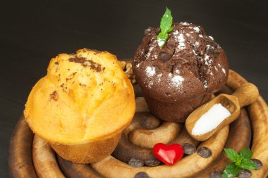 Kahvaltı için ödev kek. Tatlı abur cubur. Çikolata tatlı. Taze kek mutfak masasının üzerinde. Reklam tatlılar için.