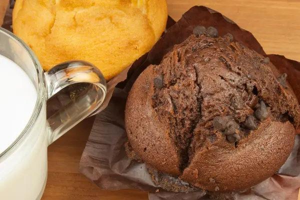 Des muffins pour le petit déjeuner. De la malbouffe sucrée. Dessert au chocolat. Muffins frais sur la table de cuisine. Publicité pour desserts . — Photo