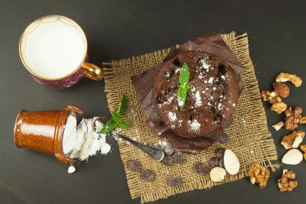 Des muffins pour le petit déjeuner. De la malbouffe sucrée. Dessert au chocolat. Muffins frais sur la table de cuisine. Publicité pour desserts . — Photo