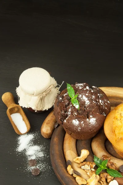 Muffins para o pequeno-almoço. Comida de plástico doce. Sobremesa de chocolate. Muffins frescos na mesa da cozinha. Publicidade para sobremesas . — Fotografia de Stock