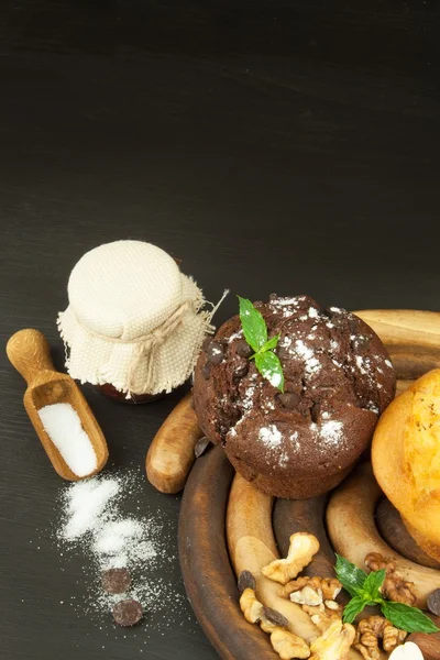 Muffins de tarea para el desayuno. Dulce comida chatarra. Postre de chocolate. Panecillos frescos en la mesa de la cocina. Publicidad de postres . —  Fotos de Stock