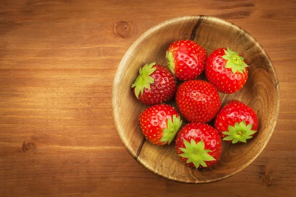 Jordgubb på trä bakgrund. Reklam för försäljning av färska jordgubbar. — Stockfoto