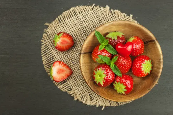 Jordgubb på trä bakgrund. Reklam för försäljning av färska jordgubbar. — Stockfoto