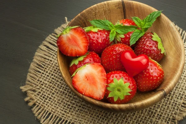 Fresa sobre fondo de madera. Publicidad para la venta de fresas frescas . —  Fotos de Stock