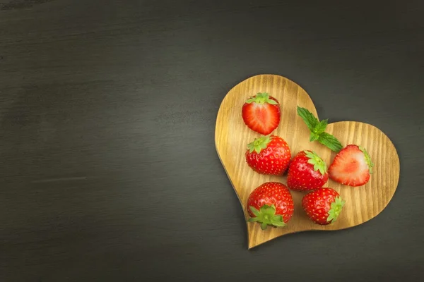 Jordgubb på trä bakgrund. Reklam för försäljning av färska jordgubbar. — Stockfoto
