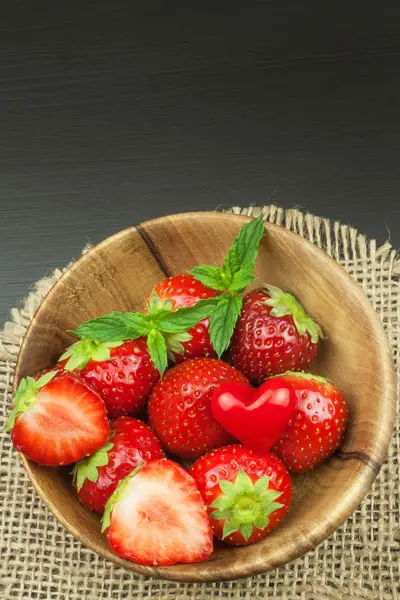 Fresa sobre fondo de madera. Publicidad para la venta de fresas frescas . —  Fotos de Stock