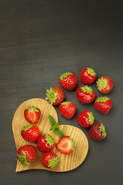 Jordgubb på trä bakgrund. Reklam för försäljning av färska jordgubbar. — Stockfoto