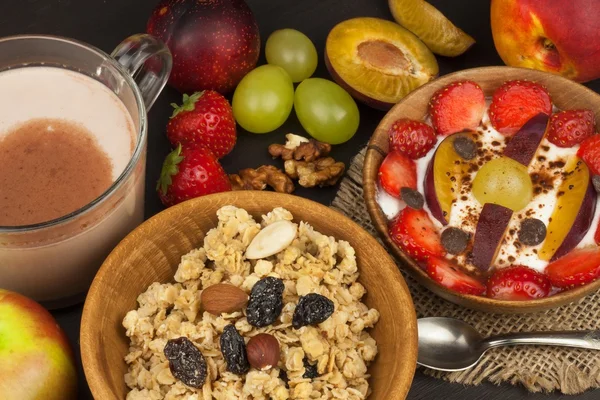 Healthy breakfast with cereals and colorful fruits. Yogurt with fruit and oatmeal. Meals for successful athletes. Food for kids. — Stock Photo, Image