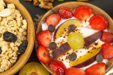 Tahıllar ve renkli meyveler ile sağlıklı kahvaltı. Meyveli yoğurt ve yulaf ezmesi. Başarılı sporcular için yemekler. Çocuklar için yiyecek.