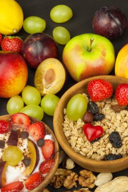 Tahıllar ve renkli meyveler ile sağlıklı kahvaltı. Meyveli yoğurt ve yulaf ezmesi. Başarılı sporcular için yemekler. Çocuklar için yiyecek.