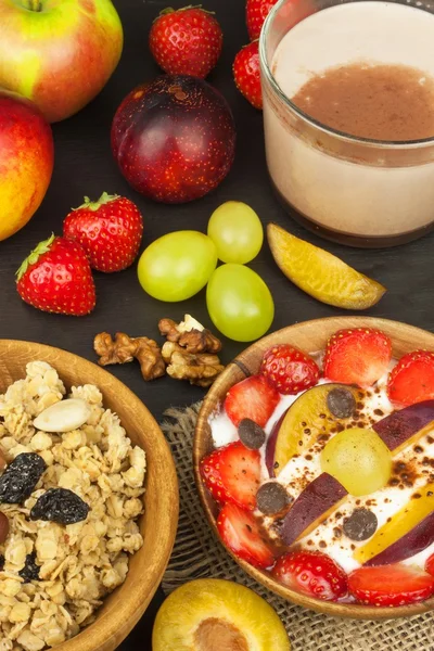 Healthy breakfast with cereals and colorful fruits. Yogurt with fruit and oatmeal. Meals for successful athletes. Food for kids. — Stock Photo, Image