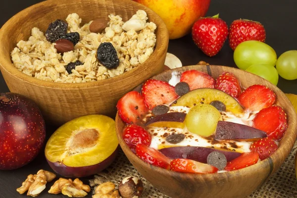 Healthy breakfast with cereals and colorful fruits. Yogurt with fruit and oatmeal. Meals for successful athletes. Food for kids. — Stock Photo, Image