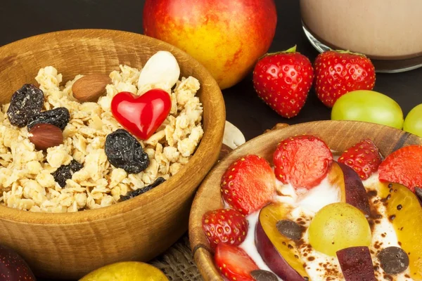 Healthy breakfast with cereals and colorful fruits. Yogurt with fruit and oatmeal. Meals for successful athletes. Food for kids. — Stock Photo, Image