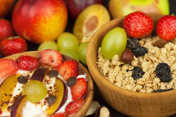 Healthy breakfast with cereals and colorful fruits. Yogurt with fruit and oatmeal. Meals for successful athletes. Food for kids. — Stock Photo, Image