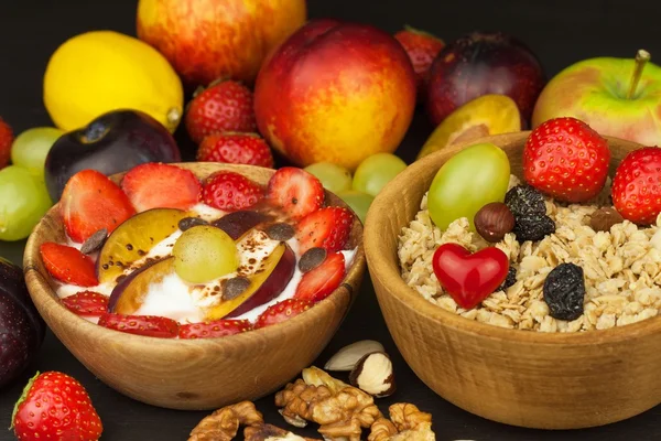 Healthy breakfast with cereals and colorful fruits. Yogurt with fruit and oatmeal. Meals for successful athletes. Food for kids. — Stock Photo, Image