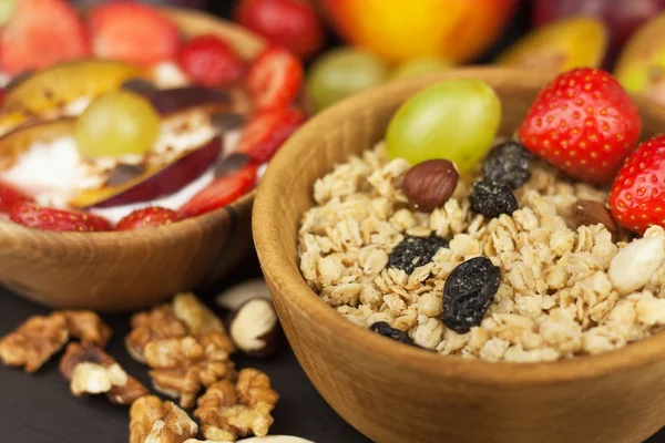 Tahıllar ve renkli meyveler ile sağlıklı kahvaltı. Meyveli yoğurt ve yulaf ezmesi. Başarılı sporcular için yemekler. Çocuklar için yiyecek.