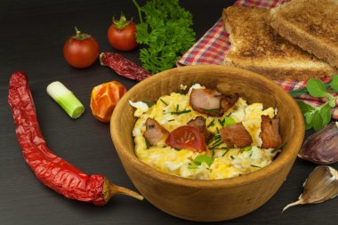 Kızarmış pastırma ile çırpılmış yumurta. İngiliz kahvaltısı. Tost ve frenk soğanı ile çırpılmış yumurta. Sağlıklı bir yemek tarifi.