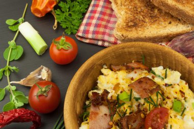 Kızarmış pastırma ile çırpılmış yumurta. İngiliz kahvaltısı. Tost ve frenk soğanı ile çırpılmış yumurta. Sağlıklı bir yemek tarifi.