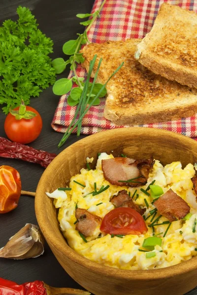 炒鸡蛋加炒培根。英式早餐。烤面包和炒鸡蛋与香菜。健康膳食食谱. — 图库照片