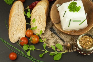 Tahta masada taze domates li keçi peyniri. Taze peynir ve hamur işleri. Diyet yemekleri. Sebzeli keçi peyniri.