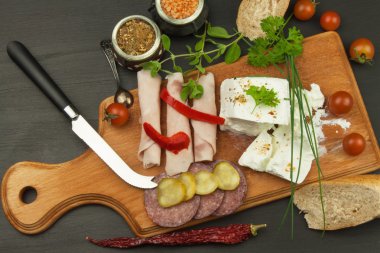 Sebzeli ve jambonlu keçi peyniri. Çocuklar için sağlıklı beslenme öğünleri. Kesme tahtasında keçi peyniri.