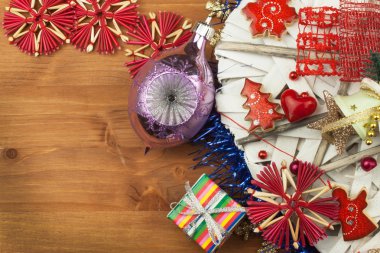 Noel zamanı. Hediyeler için süslemeler. Tahta bir tahtada Noel süsleri. Ev yapımı Noel süsleri.