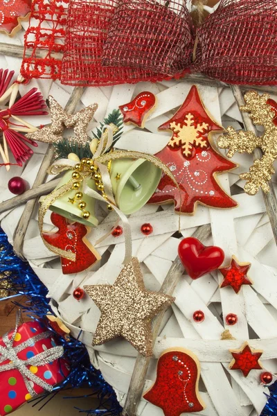 크리스마스 시간입니다. 선물 장식. 나무 보드에 크리스마스 장식품입니다. 집에서 만든 크리스마스 장식품. — 스톡 사진