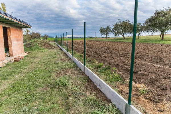 Bau Eines Neuen Zauns Das Einfamilienhaus Grenzen Des Privatgrundstücks Hausbaustelle — Stockfoto