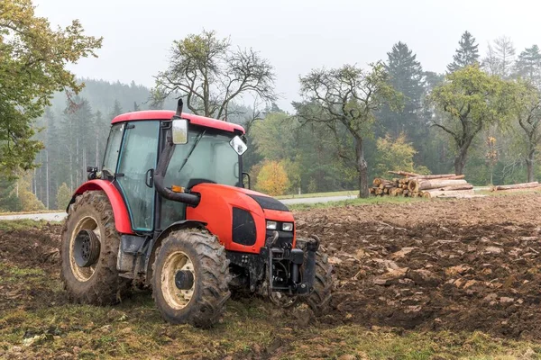 Traktor Merah Lapangan Berlumpur Pekerjaan Pertanian Musim Gugur Berkabut Pagi — Stok Foto