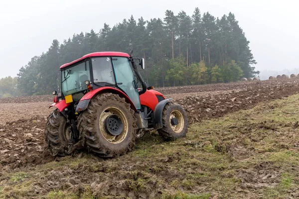 Traktor Merah Lapangan Berlumpur Pekerjaan Pertanian Musim Gugur Berkabut Pagi — Stok Foto