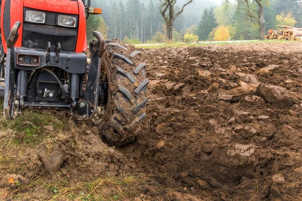 Vörös Traktor Egy Sáros Mezőn Mezőgazdasági Munka Őszi Ködös Reggel — Stock Fotó