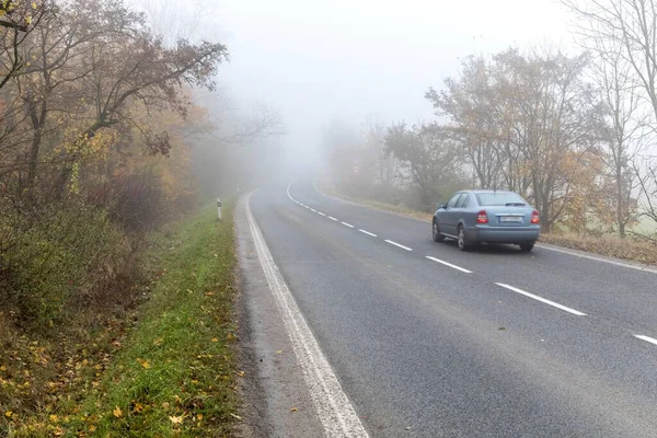 Auta Mlze Špatné Podzimní Počasí Nebezpečná Automobilová Doprava Silnici Lehká — Stock fotografie