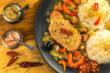  Yiyecek ve içecek konsepti. Ana yemek olarak domuz pirzolası ve pilav. Pirinç ve sosisli domuz eti.. 