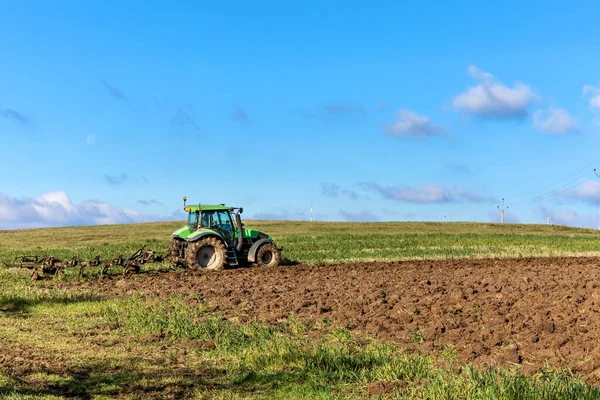 Menbajak Ladang Traktor Mengeruk Ladang Lanskap Pertanian Republik Ceko Musim — Stok Foto