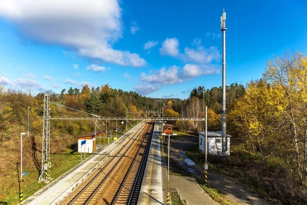 Uitzicht Vanaf Brug Een Landelijke Spoorlijn Tsjechië Herfstdag Spoorweg Zonnige — Stockfoto