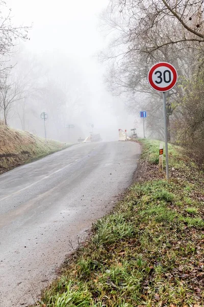 Mlha Venkovské Silnici Znak Rychlosti Nebezpečné Místo Klouzavá Cesta Mlhavý — Stock fotografie