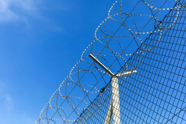 Szögesdrót Kék Égnek Börtönkoncepció Belépési Parancs Katonai Bázis Kerítés Részletei — Stock Fotó